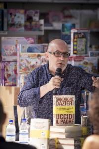 Sandrone Dazieri en Milán presentando su libro