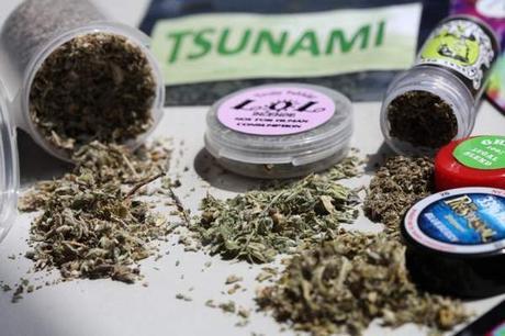 El señuelo y los peligros de drogas sintéticas Drogas sintéticas