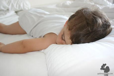 niño durmiendo en la cama de sus padres