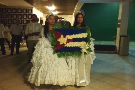 Flores depositadas en el busto de José Martí en Casa Cuba, Puerto Rico (foto del autor)