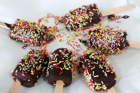 Polos de chocolate con corazón de plátano (paso a paso)