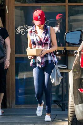 Selena Gomez sale a comer a Pedalers Fork en Calabasas
