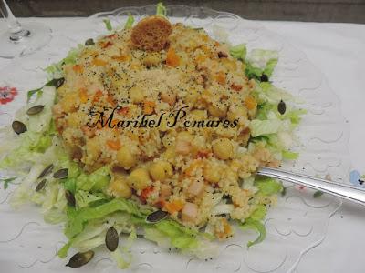 Ensalada con cuscus, garbanzos y pisto de pimientos, cebolla, zanahoria,calabaza, pechuga de pavo y semillas de calabaza, amapola y levadura de cerveza..