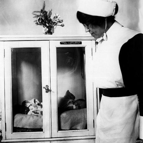 Una enfermera del hospital Queen Mary de Londres cuida de dos bebés en una incubadora. Foto de 1927. 