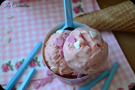 HELADO DE FRESAS CON NATA