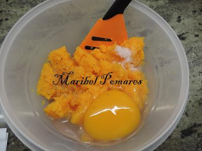 Hamburguesas de calabaza con jamón de pavo, tomate y queso.