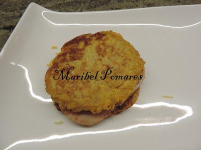 Hamburguesas de calabaza con jamón de pavo, tomate y queso.