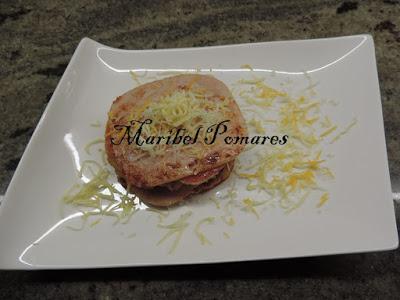 Hamburguesas de calabaza con jamón de pavo, tomate y queso.