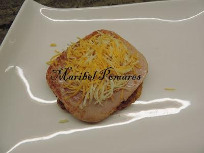 Hamburguesas de calabaza con jamón de pavo, tomate y queso.