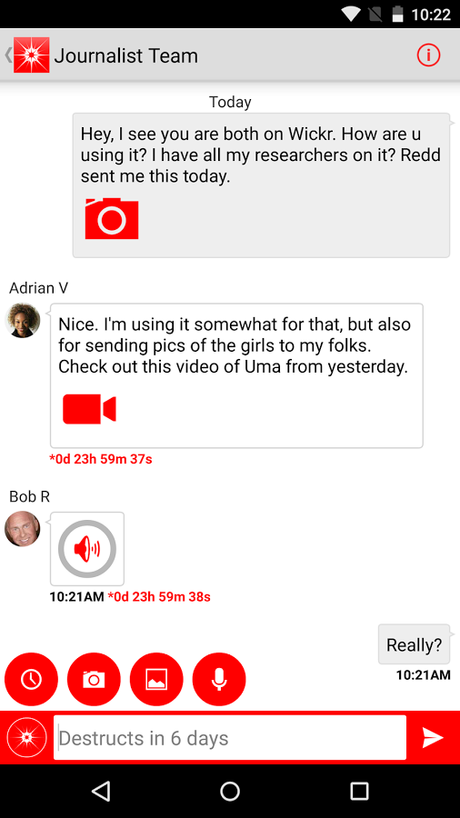 3 aplicaciones para enviar mensajes que se autodestruyen En Wickr, no se muestra ningun elemento adjunto al mensaje si no se presiona sobre el, además, los mensajes se autodestruyen después de unos segundos