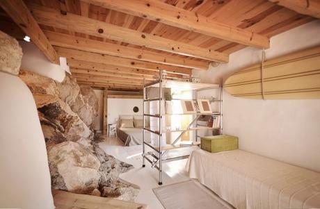 Pared de piedra en el dormitorio