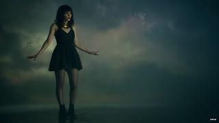 Lauren Mayberry canta y baila sobre las aguas en el vídeo de Chvrches para 'Leave A Trace'