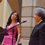 Liliana del Conde y “El Chino”Gonzáles deleitan con su canto en el Palacio Municipal