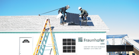 Paneles fotovoltaicos baratos y livianos para techos inclinados.