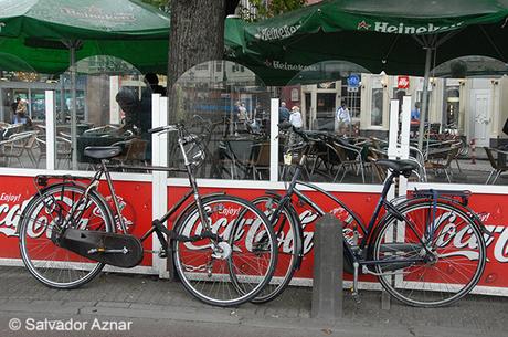 Coca-Cola y bicicletas en Amsterdam
