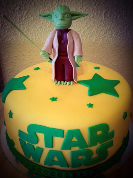 Tarta Star Wars con modelado Maestro Yoda