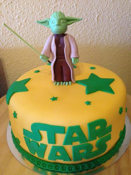 Tarta Star Wars con modelado Maestro Yoda