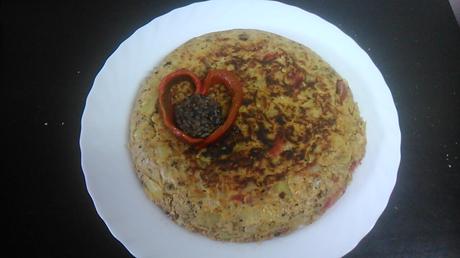 Tortilla de patata, con calabacín, pimientos asados y queso de Burgos