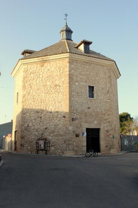 TEMBLEQUE (TOLEDO) ERMITA DE LA VERA CRUZ, DEL SIGLO XVIII, DE PLANTA OCTOGONAL CON CÚPULA, HOY BIBLIOTECA Y ARCHIVO MUNICIPAL