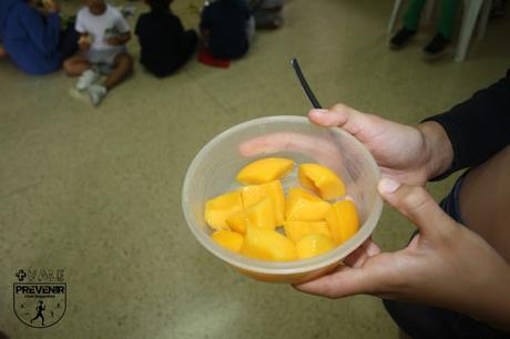 desayuno niño fruta melocotón