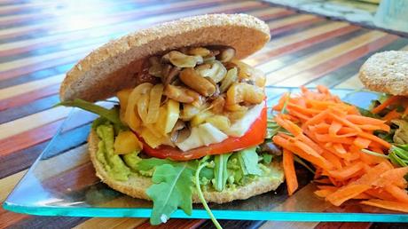 Sandwich vegano con aguacate, salteado de setas, cebolla y manzana