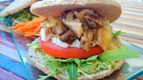 Sandwich vegano con aguacate, salteado de setas, cebolla y manzana