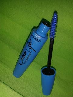 mascara de pestañas azul