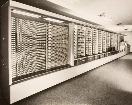 Harvard Mark I Uno de los primeros 'grandes' equipos de IBM, estuvo 15 años operando en Harvard admitiendo números de hasta 23 cifras decimales.