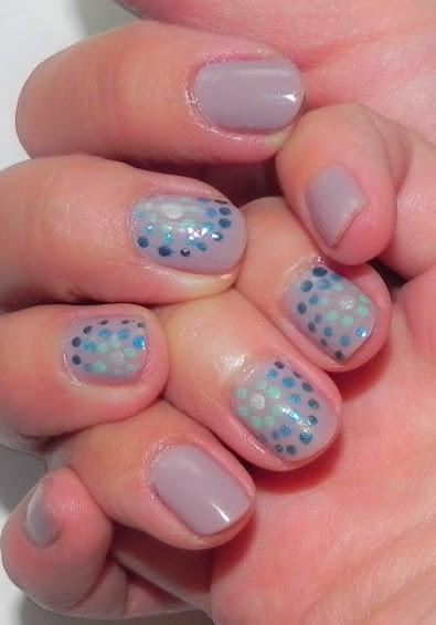 Gris plata y turquesa (look, manicura y outfit)