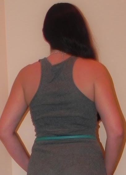 Gris plata y turquesa (look, manicura y outfit)