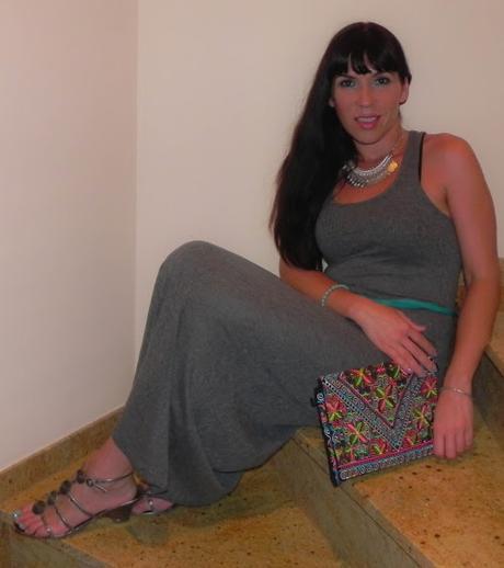 Gris plata y turquesa (look, manicura y outfit)