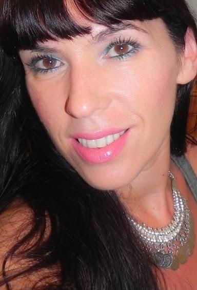 Gris plata y turquesa (look, manicura y outfit)