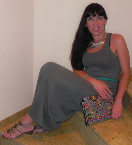 Gris plata y turquesa (look, manicura y outfit)