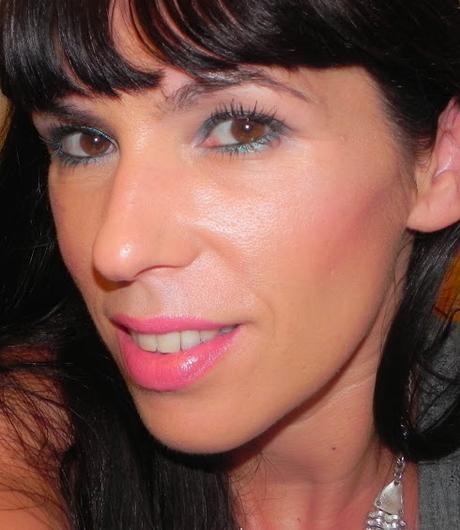 Gris plata y turquesa (look, manicura y outfit)