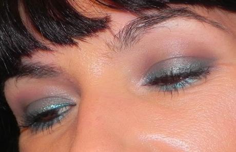 Gris plata y turquesa (look, manicura y outfit)