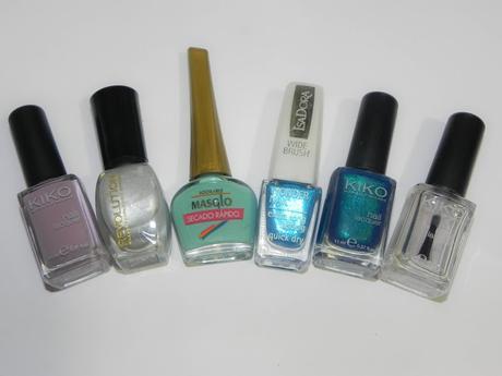 Gris plata y turquesa (look, manicura y outfit)