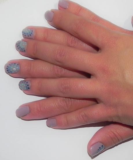 Gris plata y turquesa (look, manicura y outfit)