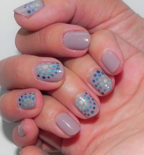 Gris plata y turquesa (look, manicura y outfit)