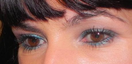 Gris plata y turquesa (look, manicura y outfit)