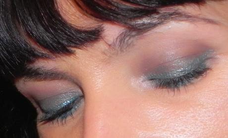 Gris plata y turquesa (look, manicura y outfit)