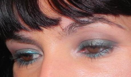 Gris plata y turquesa (look, manicura y outfit)