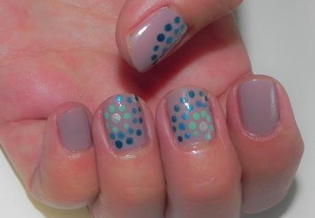 Gris plata y turquesa (look, manicura y outfit)