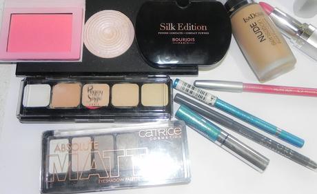 Gris plata y turquesa (look, manicura y outfit)