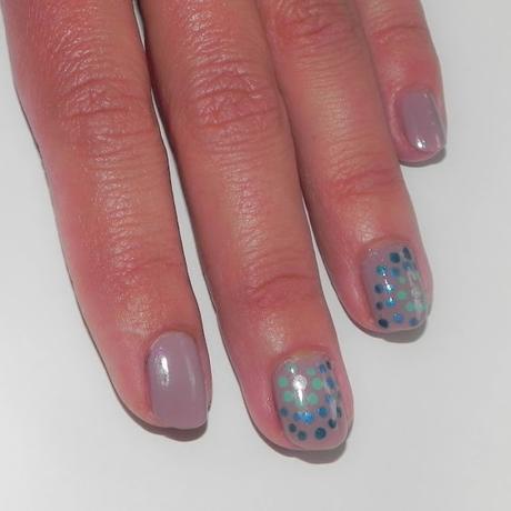 Gris plata y turquesa (look, manicura y outfit)