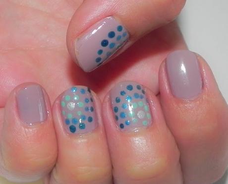 Gris plata y turquesa (look, manicura y outfit)