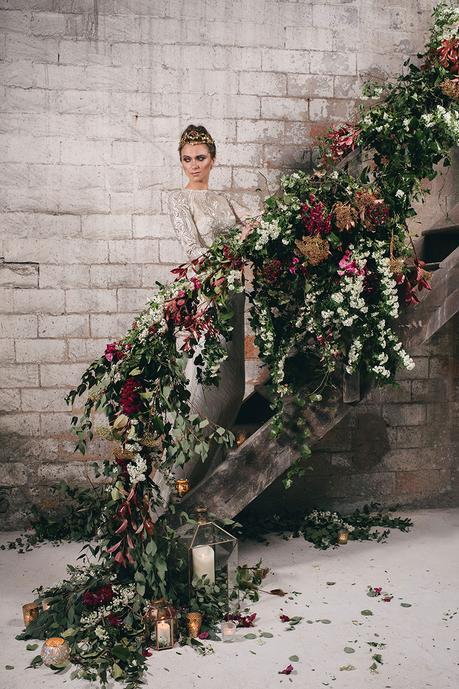 escalera flores boda www.bodasdecuento.com