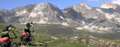 Ruta TransAlpina por Suiza en MTB por unos cicloturistas (vídeo)