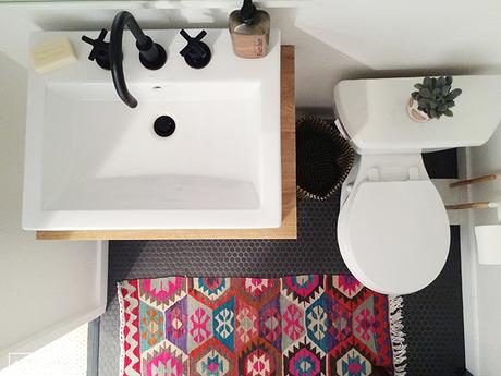 Antes y Después: de baño anticuado a actual con unos sencillos cambios