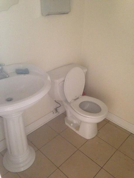 Antes y Después: de baño anticuado a actual con unos sencillos cambios