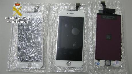 La Guardia Civil destapa una red de tiendas que reparaban móviles con piezas falsificadas
